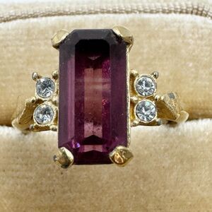 Avon Vtg Plaza IV Amethyst Glass Emerald Cut Cocktail Ring Gold Tone Size 5-6.5